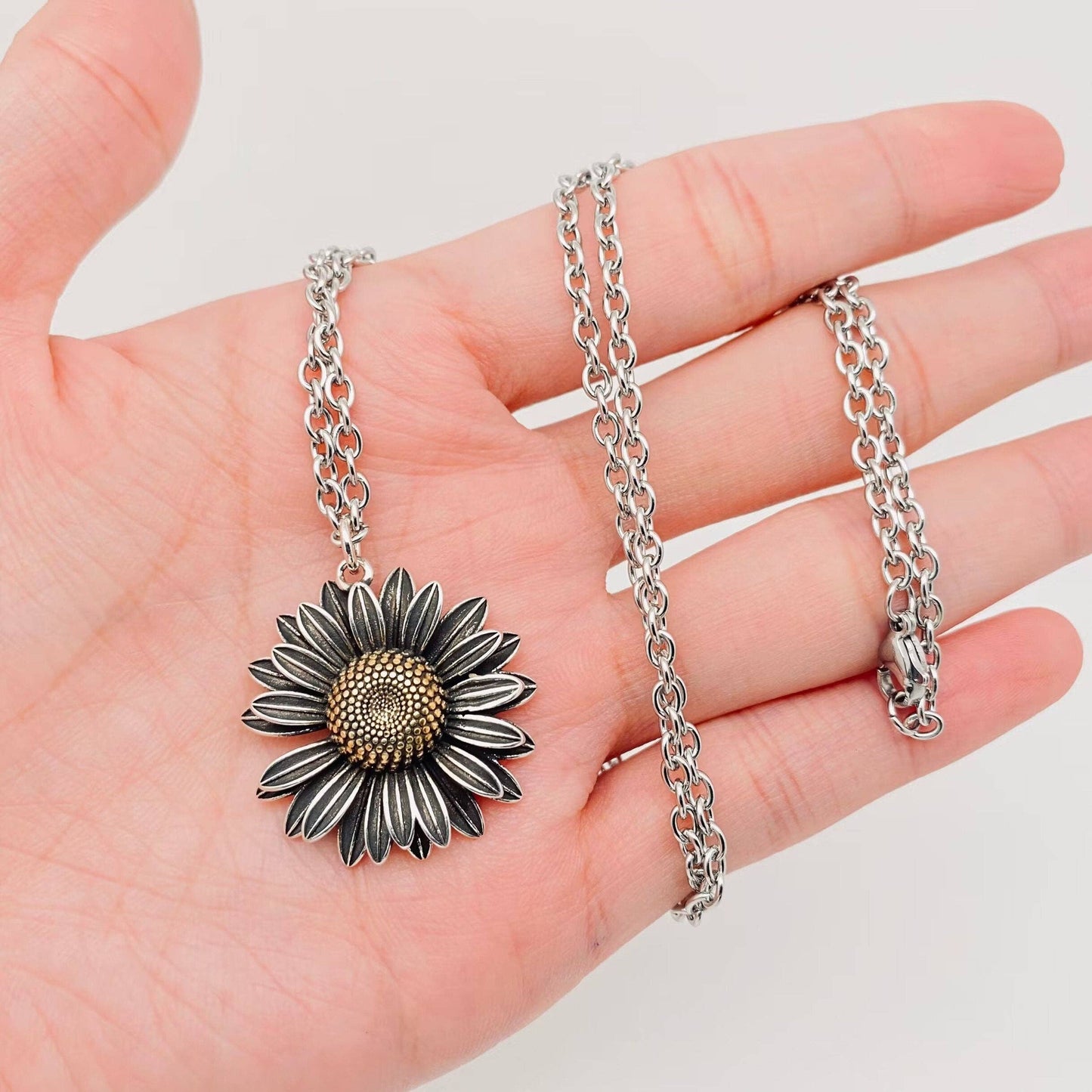 Daisy Flower Pendant Necklace